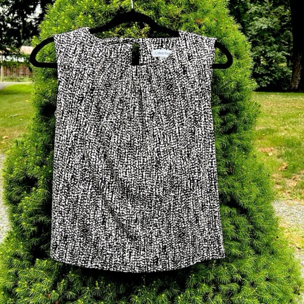 Calvin Klein Ladies shortsleeved Top has some stretch